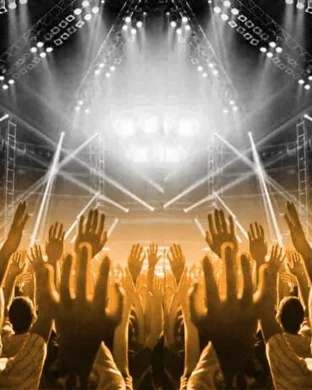 Live concert by Kelly Moonstone